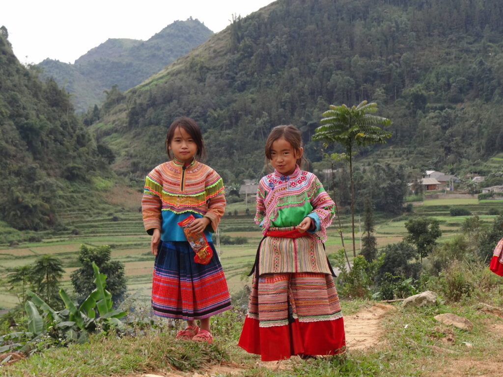 Sapa - Traditionally dressed girls